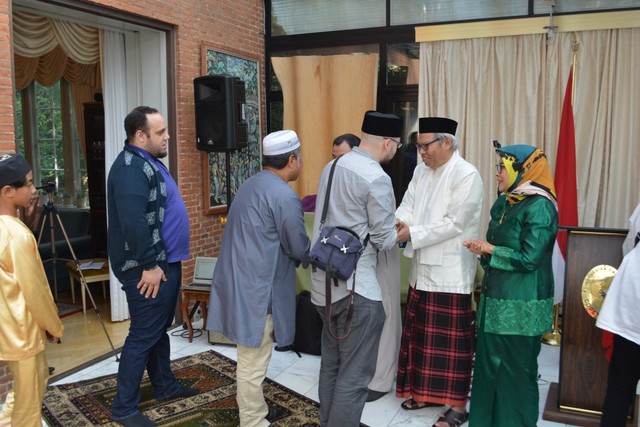 Duta Besar RI untuk Denmark merangkap Lituania, M. Ibnu Said; dan Ibu Ari Sri Lestari dalam acara halal bi halal dengan masyarakat dan diaspora Indonesia di Wisma Indonesia Kopenhagen. (Dok. KBRI Kopenhagen)