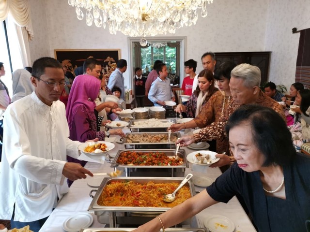 Suasana Idul Fitri di Kopenhagen dengan menu Lebaran khas Indonesia. (Dok. KBRI Kopenhagen)