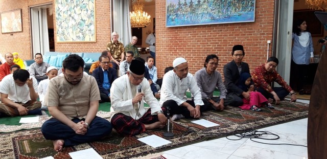 Dubes RI M. Ibnu Said takbir bersama masyarakat Indonesia sebelum pelaksanaan salat Id. (Dok. KBRI Kopenhagen)
