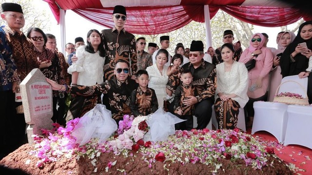 Susilo Bambang Yudhoyono anak dan cucunya berziarah ke makam Ani Yudhoyono. Foto: Abror Rizki/Partai Demokrat