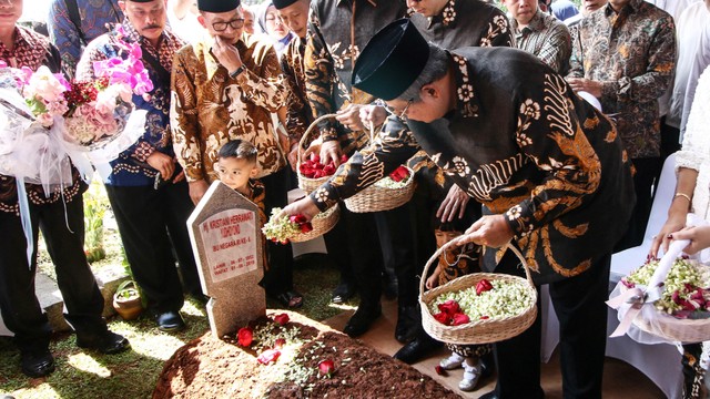 Presiden ke-6 RI Susilo Bambang Yudhoyono berziarah ke makam istrinya, Kristiani Herrawati atau Ani Yudhoyono di Taman Makam Pahlawan Kalibata, Jakarta, Rabu (5/6). Foto: ANTARA FOTO/Rivan Awal Lingga