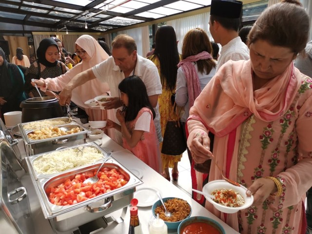 Masyarakat dan diaspora Indonesia menikmati hidangan lebaran yang disuguhkan oleh Wisma Indonesia Kopenhagen. (Dok. KBRI Kopenhagen)