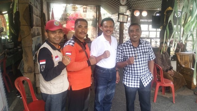 Sekda Provinsi Bali (kaos Putih) bersama Ketua Pasebaya Gede Pawana (ujung kanan) -kanalbali/IST