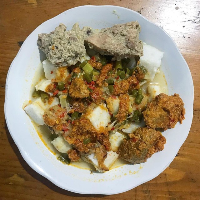 Menu lengkap; ketupat, sayur kacang dan labu, rendang, dan opor. Foto: Toshiko/kumparan