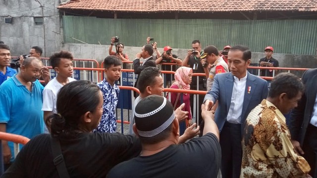 Presiden Joko Widodo bersalaman dengan masyarakat di Gedung Graha Saba, Solo. Foto: kumparan