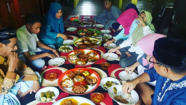 Mabbaca-baca dan makan bersama merupakan salah satu tradisi warga Sulawesi Barat di hari raya Idul Fitri.