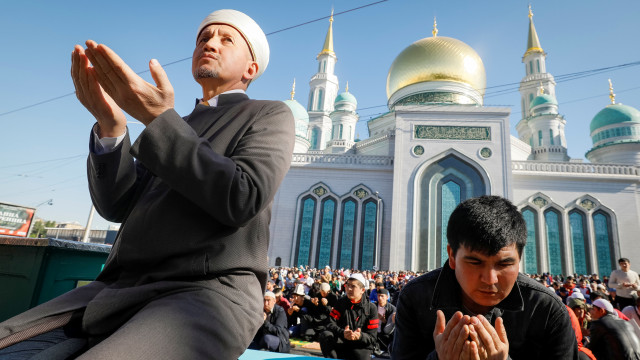 Salat Idul Fitri di dekat Masjid Katedral Moskwa, Rusia. Foto: REUTERS/Shamil Zhumatov