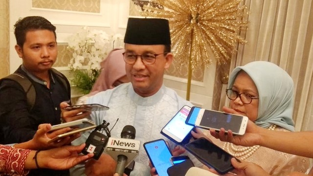 Anies Baswedan usai mengadakan open house di rumah dinasnya. Foto: Soejono Eben/kumparan