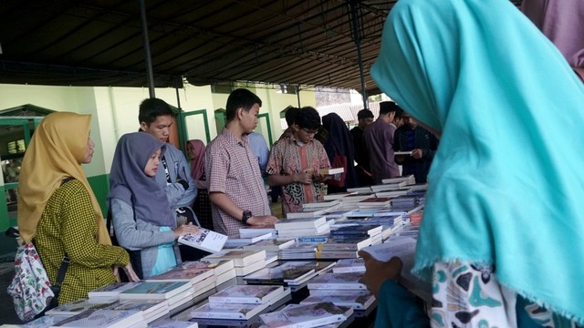 Bazar buku di Masjid Jendral Sudirman Yogya. Foto: Fanny Kusumawardhani/kumparan