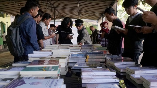 Bazar buku di Masjid Jendral Sudirman. Foto: Fanny Kusumawardhani/kumparan