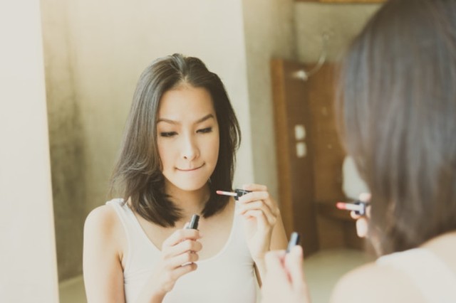 Ilustrasi memakai makeup