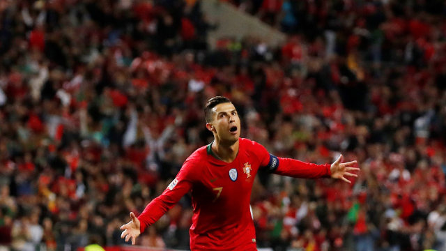 Ronaldo melakukan selebrasi. Foto: REUTERS/Susana Vera