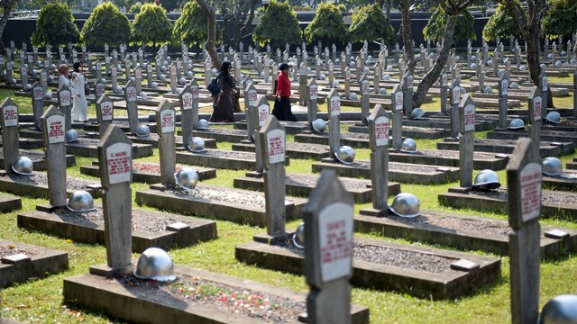 Warga melakukan ziarah kubur di Taman Makam Pahlawan Nasional Utama Kalibata, Jakarta. Foto: ANTARA FOTO/Galih Pradipta