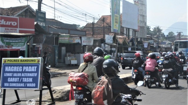 Arus mudik di jalur Bandung-Garut. (Iman Herdiana)