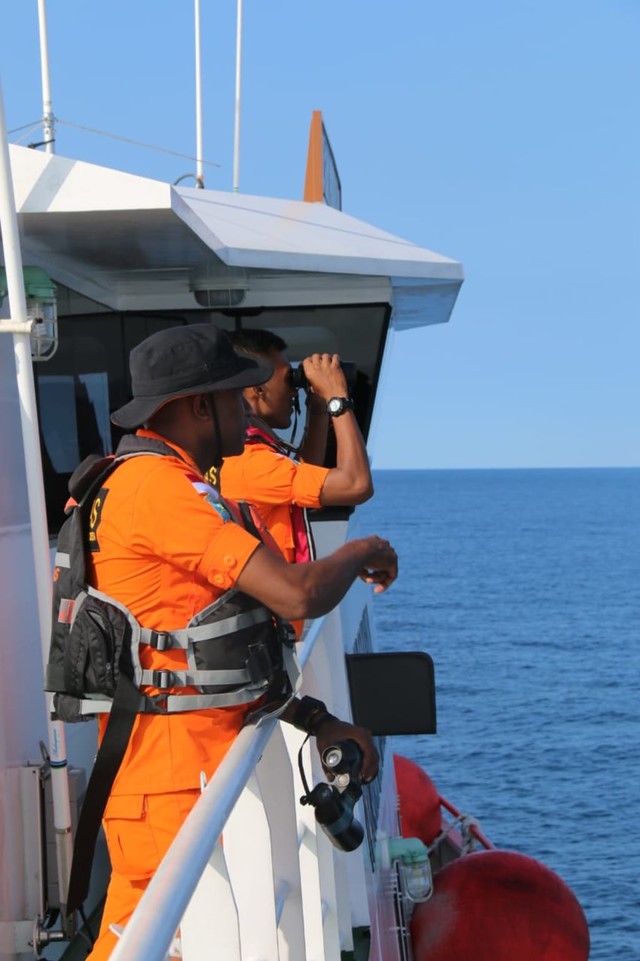 Personel Basarnas Manokwari saat melakukan upaya pencarian KM Nur Faidah di sekitar perairan antara Manokwari dengan Pulau Numfor, Kabupaten Biak-Numfor, Papua. Foto: Dok. Basarnas Manokwari