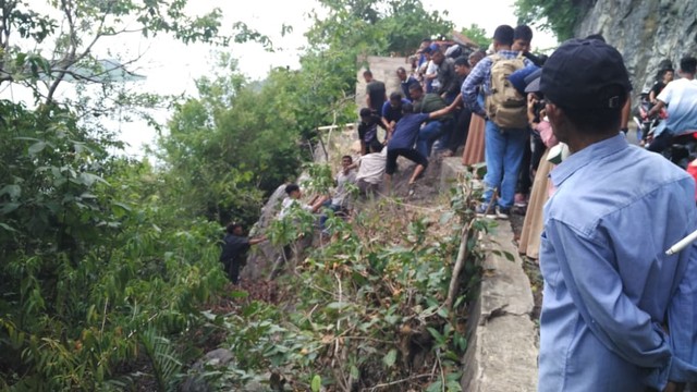 Warga melakukan evakuasi terhadap korban kecelakaan. Foto: Dok. warga 
