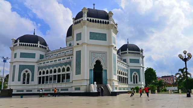 Masjid Raya Al-Mashun Medan memadukan gaya Timur Tengah, India, dan Spanyol dalam bangunannya Foto: Flickr/Slilin