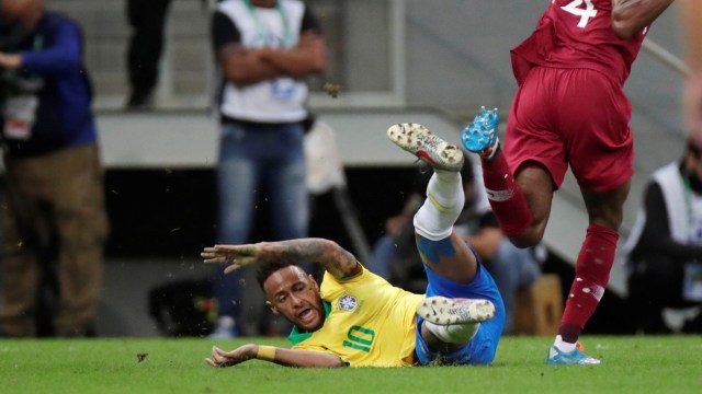 Neymar terjatuh seusai menerima tekel dari pemain Qatar. Foto: REUTERS/Ueslei Marcelino