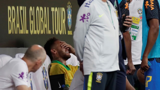 Ekspresi sedih Neymar usai mendapatkan cedera di laga Brasil vs Qatar. Foto: REUTERS/Ueslei Marcelino