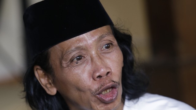 Mandra Sering Tekor Saat Bagi-bagi THR di Hari Lebaran (45129)