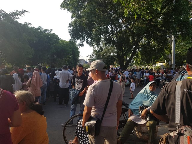 Ratusan warga Yogyakarta menanti kedatangan Jokowi di Gedung Agung. (Foto: adn)