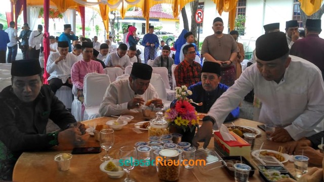 GUBERNUR Riau, Syamsuar (baju biru) saat menjamu warga yang hendak bersilaturahmi di hari pertama open house, Rabu, 5 Juni 2019, di Kediaman Resmi Gubernur, Jalan Diponegoro, Pekanbaru 