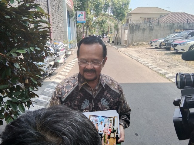 Wakil Walikota Solo, Achmad Purnomo menghadiri open house di kediaman Presiden Jokowi, Kamis (06/06/2019) bertempat di Sumber, Surakarta. (Tara Wahyu N. V.)