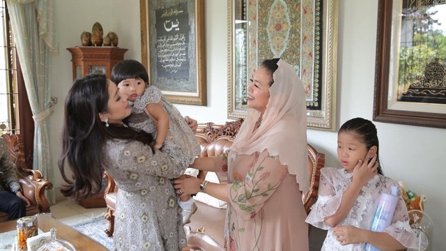 AHY, Agus Harimurti Yudhoyono, Silaturahmi, Sinta Nuriyah Wahid, Aliya Rajasa saat berbincang dengan Yenny Wahid