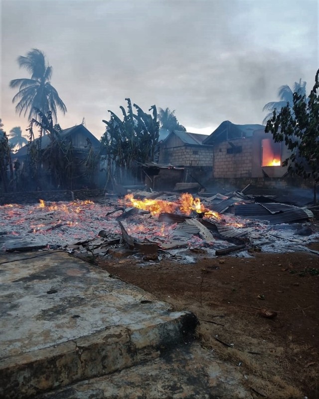(NOT COVER) Puluhan rumah terbakar, Kerusuhan di Buton, Sulawesi Tenggara