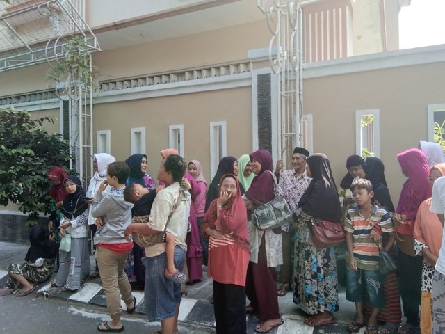 Puluhan warga mengantri untuk mengahadiri open house di kediaman Presiden Jokowi, Kamis (06/06/2019). (Tara Wahyu N. V.)