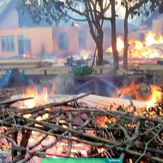 Puluhan rumah yang terbakar akibat bentrokan di Buton, Sulawesi Tenggara, Rabu (5/6). Foto: Dok. Istimewa