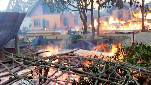 Kondisi rumah yang dibakar. Foto: kendarinesia