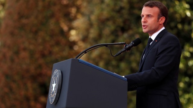 Presiden Prancis Emmanuel Macron menyampaikan pidato saat peringatan D-Day. Foto: Ian Langsdon/Pool via REUTERS