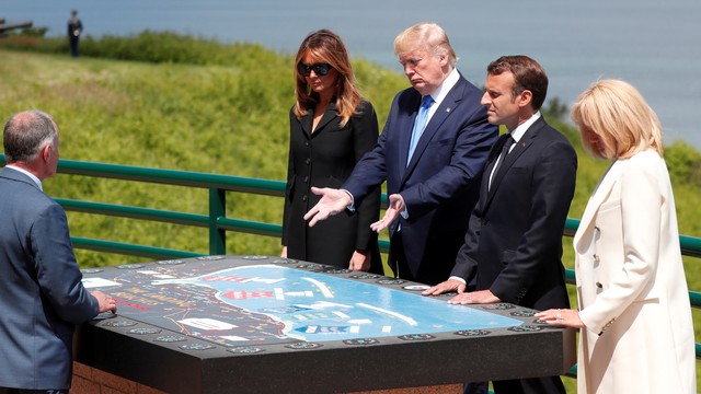Presiden AS Donald Trump, Ibu Negara AS Melania Trump, Presiden Prancis Emmanuel Macron dan istrinya Brigitte Macron di peringatan D-Day. Foto: Ian Langsdon / Pool via REUTERS