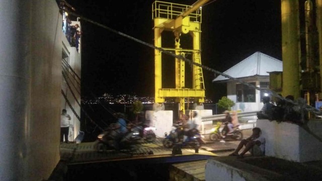 Penumpang menaiki kapal ferry KMP. Portlink VIII di Pelabuhan Penyeberangan Ferry Rum, Kota Tidore Kepulauan, rute Pelabuhan Ferry Bastiong Ternate. Foto: Olis/cermat