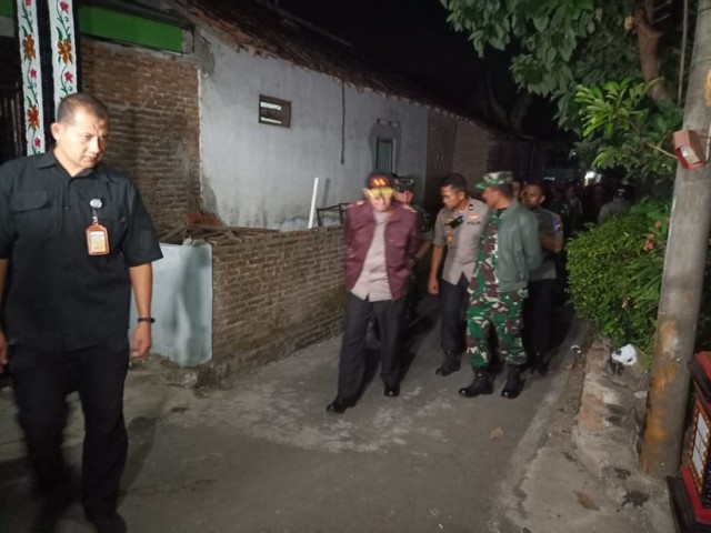 Polisi melakukan pemantauan di rumah pelaku guna mengumpulkan alat-alat bukti. (Agung Santoso)