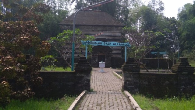 Halaman makam Siti Fatimah binti Maimun di Dusun Leran, Desa Pesucian, Kecamatan Manyar, Kabupaten Gresik. Foto : Masruroh/Basra
