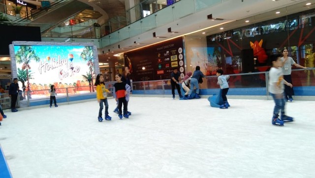 Lintasan ice skating di Grand City Mall Surabaya selama libur lebaran. Foto : Masruroh/Basra