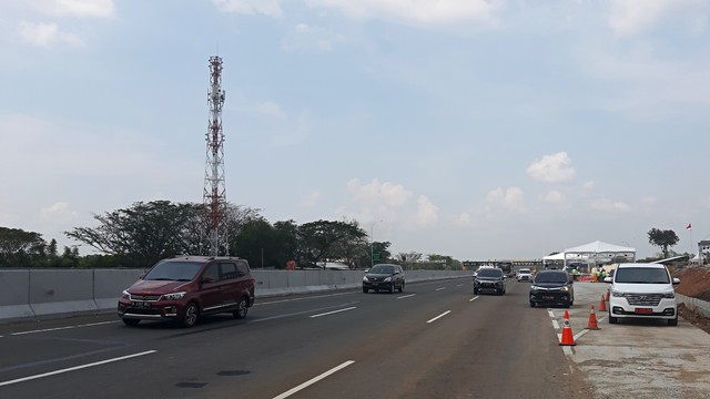 Situasi lalu lintas di Ruas Tol Cikampek menuju Jakarta. Foto: Soejono Saragih/kumparan
