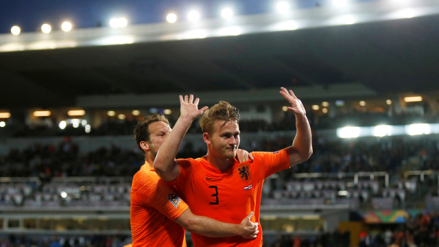 Matthijs de Ligts merayakan gol Timnas Belanda ke gawang Inggris. Foto: Rafael Merchante/Reuters