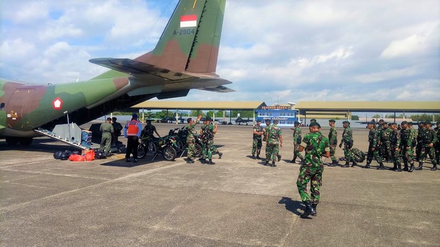 Yonif Raider 700/WYC yang diberangkatkan dari Makassar menggunakan pesawat Hercules, Jumat siang (7/6). Foto: Istimewa