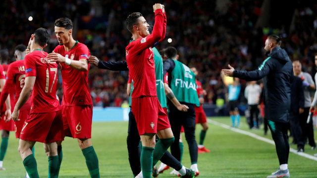 Jose Fonte merayakan gol Portugal yang dicetak Cristiano Ronaldo. Foto: REUTERS/Susana Vera