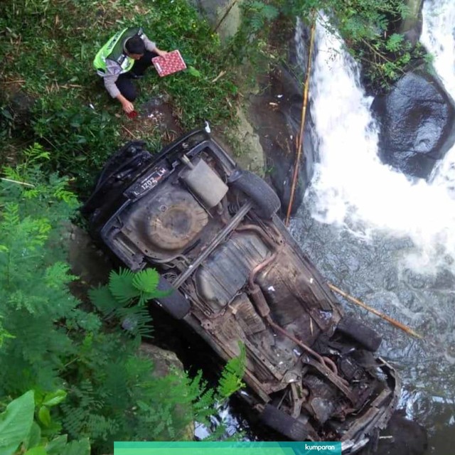 Sebuah mobil tercebur ke sungai sedalam 8 meter di Desa Kencono, Kecamatan Senduro, Kabupaten Lumajang, Jawa Timur. Foto: Dok. Polres Lumajang