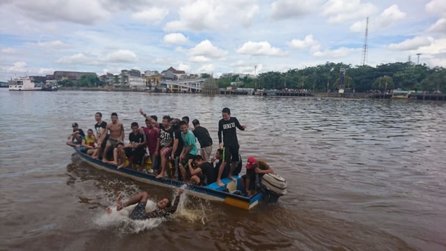Warga Tionghoa di Pontianak mengikuti perayaan Duan Wu Jie di Sungai Kapuas. Foto: Lydia Salsabila 