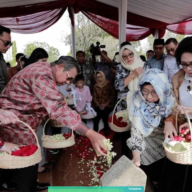 Susilo Bambang Yudhoyono bersama keluarga besar Sarwo Edhie berziarah ke makam Ani Yudhoyono. Foto: Dok. Partai Demokrat