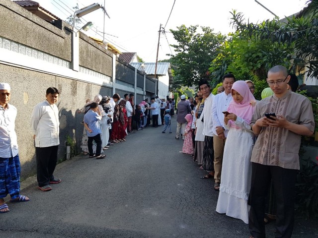 Suasana halal bi halal di Kompleks Sukawarna Baru, Bandung. Kompleks ini merupakan tempat tinggal penulis. (Foto: Tristia R.)