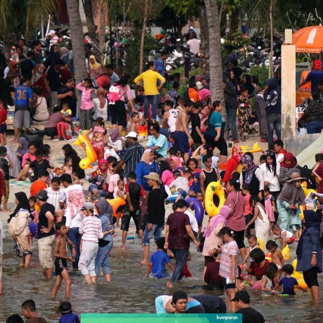 Sejumlah wisatawan berlibur di Pantai Ancol, Jakarta, Jumat (7/6). Foto: Nugroho Sejati/kumparan