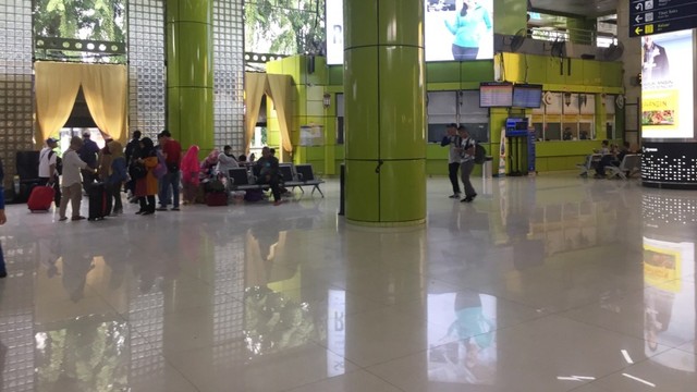 Suasana kedatangan di Stasiun Gambir, Jakarta Pusat, Jumat (7/6). Foto: Fachrul Irwinsyah/kumparan