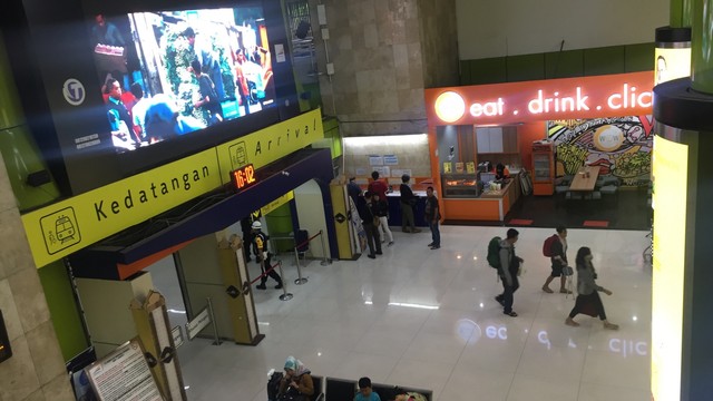 Suasana kedatangan di Stasiun Gambir, Jakarta Pusat, Jumat