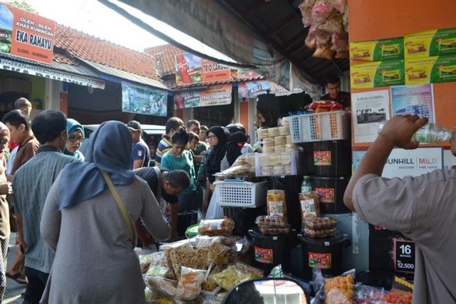 Peuyeum atau tape ketan kerap diburu para perantau yang sedang pulang ke kampung halaman maupun wisatawan yang sedang melancong ke kota kuda. (Andry)